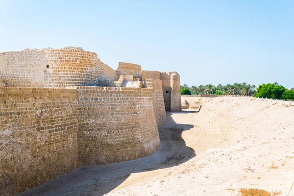 Veduta del complesso fortificato del Bahrein con il forte di Qal'At Al Bahrein che fa parte del patrimonio mondiale dell'UNESCO — Foto Stock