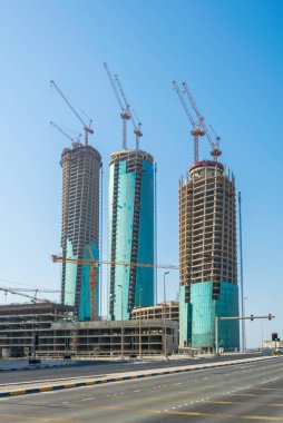 Bahreyn'in başkenti Manama'da inşaat halindeki gökdelen.