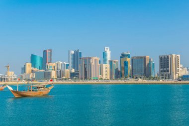 Bir dhow tekne ile Manama Silueti, Bahreyn.