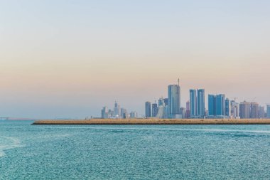 Gün batımında Manama silueti, Bahreyn.