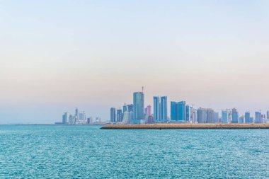 Gün batımında Manama silueti, Bahreyn.