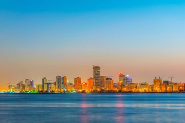 Gün batımında Manama silueti, Bahreyn.