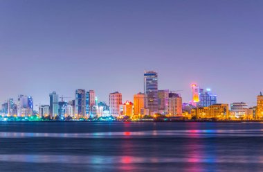 Gün batımında Manama silueti, Bahreyn.