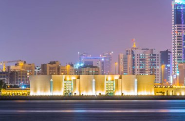 Gün batımında Bahreyn Ulusal müzesi ile Manama Silueti, Bahreyn.