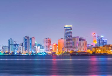 Gün batımında Manama silueti, Bahreyn.