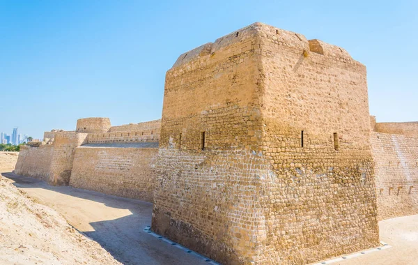 Veduta del complesso fortificato del Bahrein con il forte di Qal'At Al Bahrein che fa parte del patrimonio mondiale dell'UNESCO — Foto Stock