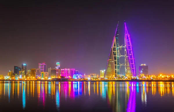 Skyline von Manama in der Nacht vom Gebäude des Welthandelszentrums dominiert, Bahrain. — Stockfoto