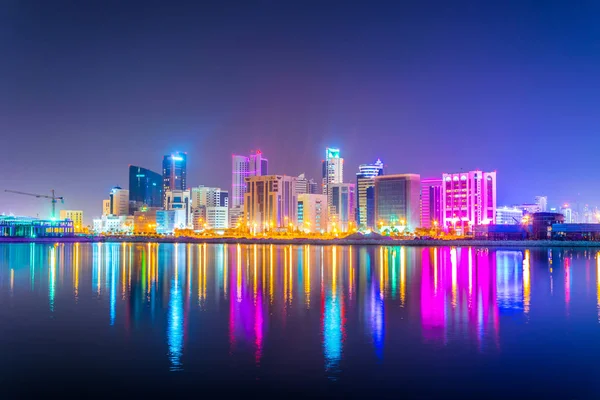 Skyline von Manama bei Nacht, Bahrain. — Stockfoto