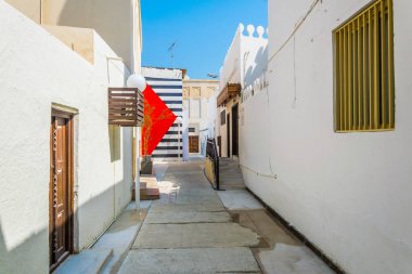 Al Muharraq adasında ünlü, UNESCO'ya kayıtlı, inci ticareti parkurunun yanında yer alan whitawashed evlerin görünümü, Bahreyn.