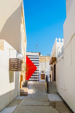 Al Muharraq adasında ünlü, UNESCO'ya kayıtlı, inci ticareti parkurunun yanında yer alan whitawashed evlerin görünümü, Bahreyn.
