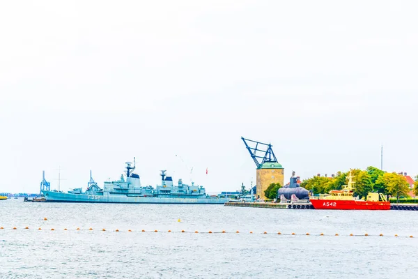 Uitzicht op marineboten verankering in Kopenhagen, Denemarken. — Stockfoto
