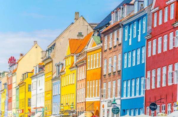 Utsikt över gamla Nyhavn hamn i centrala Köpenhamn, Danmark. — Stockfoto