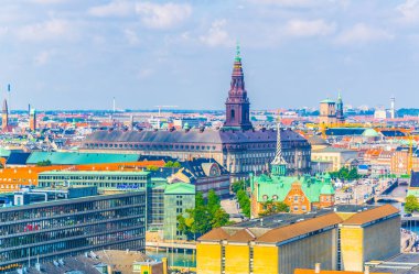 Borsen binası ve Christiansborg sarayı da dahil olmak üzere Kopenhag havadan görünümü