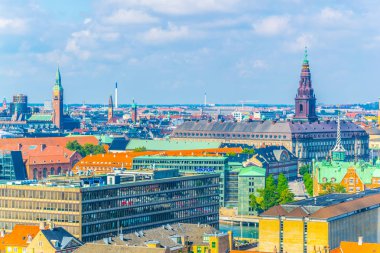 Borsen binası ve Christiansborg sarayı da dahil olmak üzere Kopenhag havadan görünümü