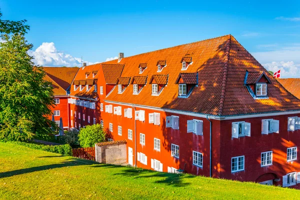 Danimarka'nın Kopenhag kentindeki Kastellet kalesinin kırmızı kışlasının görünümü. — Stok fotoğraf