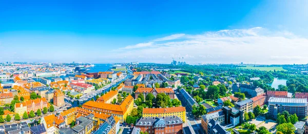 Flygvy över Köpenhamn inklusive Marmorkyrkan, Köpenhamns operahus och Skuespilhuset (Kungliga danska Playhouse) — Stockfoto