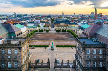 Kopenhag, Denmar'da Christian Ix'un Binicilik heykeli ile Christiansborg Slot Sarayı'nın havadan görünümü