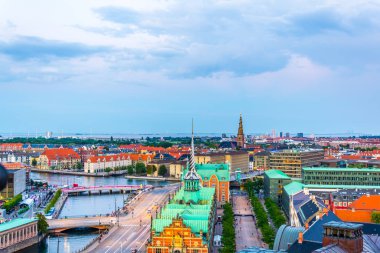 Kopenhag'da gün batımı sırasında borsen havadan görünümü.