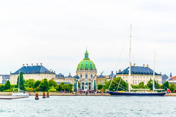 Frederiks Kirche, bekannt als Marmorkirche und Schloss Amalienborg mit der Statue des Königs Friedrich V. in Kopenhagen, Dänemark — Stockfoto