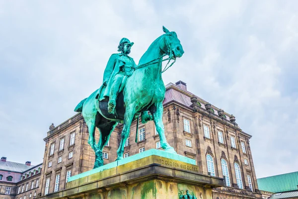 Jezdecká socha Christian Ix poblíž Christiansborg Palace, Kodaň, Dánsko — Stock fotografie