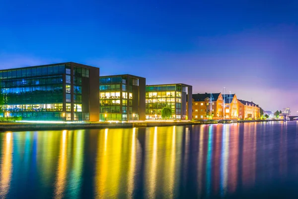 Vista nocturna de edificios junto a un canal en el centro de Copenhague, Dinamarca . — Foto de Stock