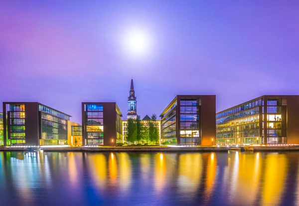 デンマークのコペンハーゲン中心部のチャネルと一緒に建物と私たちの救世主の教会の夜景. — ストック写真