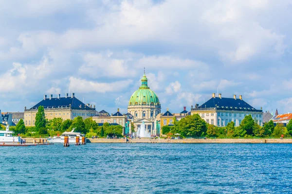 Frederiks Kirche, bekannt als Marmorkirche und Schloss Amalienborg mit der Statue des Königs Friedrich V. in Kopenhagen, Dänemark — Stockfoto