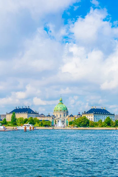 Kościół Frederika znany jako Kościół marmurowy i Pałac Amalienborg z figurą króla Fryderyka V w Kopenhadze, Dania — Zdjęcie stockowe