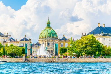 Frederik Kilisesi Mermer Kilisesi ve Amalienborg sarayı olarak bilinen Kopenhag, Danimarka Kral V. Frederick heykeli ile