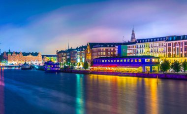 Eski özel ev ve feribot terminali Gece görünümü Kopenhag, Danimarka merkezinde Standart.