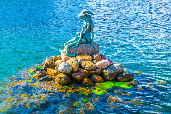 Modern version av lilla sjöjungfrun staty i Köpenhamn, Danmark. — Stockfoto