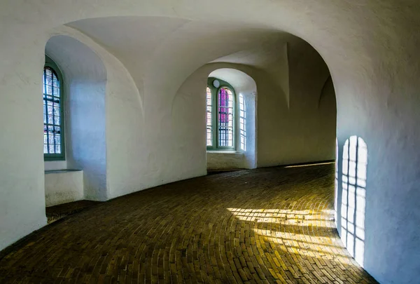 코펜하겐 중심부의 룬데타른 타워 내부의 승마 계단. — 스톡 사진