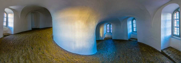 코펜하겐 중심부의 룬데타른 타워 내부의 승마 계단. — 스톡 사진