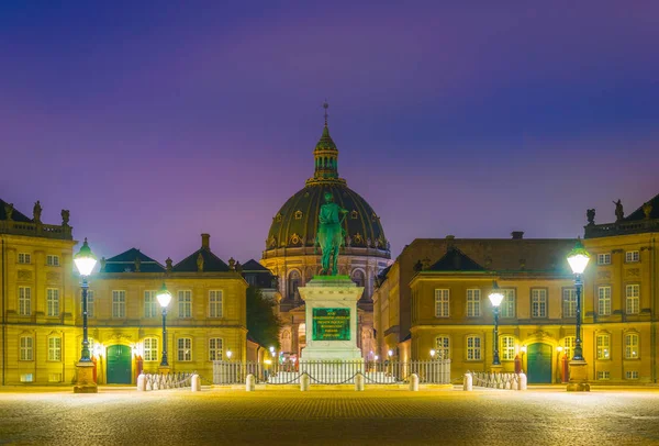 Nattvy över Frederiks kyrka känd som Marmorkyrkan och Amalienborgs slott med statyn av kung Fredrik V i Köpenhamn, Danmark — Stockfoto