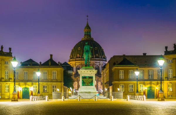 Nattvy över Frederiks kyrka känd som Marmorkyrkan och Amalienborgs slott med statyn av kung Fredrik V i Köpenhamn, Danmark — Stockfoto