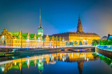 Slotsholmen Borsen ve Christiansborg slot sarayının Gece görünümü, Kopenhag, Danimarka