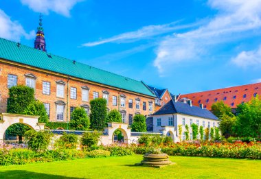 Christiansborg sarayı ile Kopenhag, Danimarka'daki Danimarka Yahudi Müzesi arasındaki park.