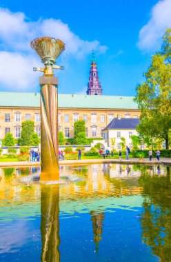 Christiansborg sarayı ile Kopenhag, Danimarka'daki Danimarka Yahudi Müzesi arasındaki park.