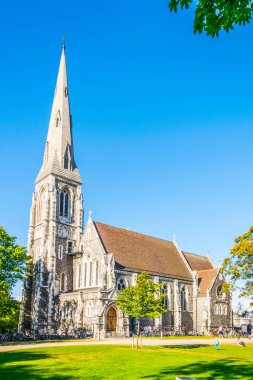 St Alban kilisesi Kopenhag, Danimarka'da bir hendek yanında yer.