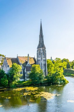 St Alban kilisesi Kopenhag, Danimarka'da bir hendek yanında yer.