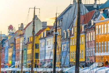 Kopenhag, Danimarka'nın merkezindeki eski Nyhavn limanının gün batımı manzarası.