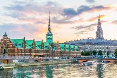 Slotsholmen Borsen ve Christiansborg slot sarayının gün batımı görünümü, Kopenhag, Danimarka