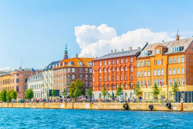 Kopenhag, Danimarka'nın merkezinde kanalın yanında lider bir gezinti aracının görünümü.