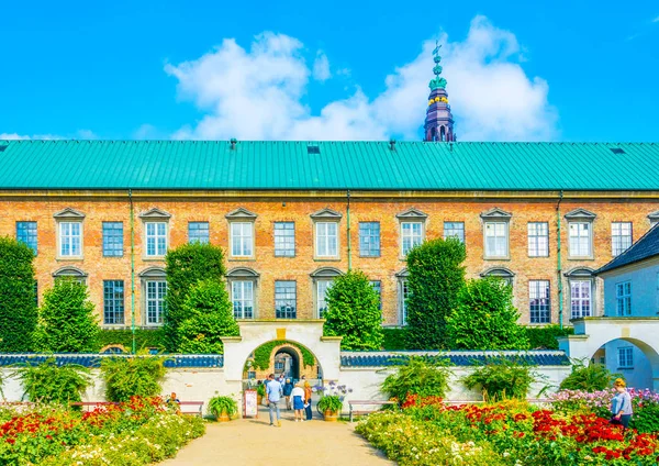 位于丹麦哥本哈根的克里斯蒂安堡宫和丹麦犹太博物馆之间的公园. — 图库照片