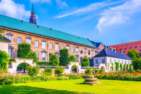 Park tussen het paleis Christiansborg en het Deens Joods Museum in Kopenhagen, Denemarken. — Stockfoto