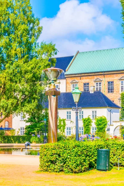 Parc entre le palais Christiansborg et le Musée juif danois à Copenhague, Danemark . — Photo