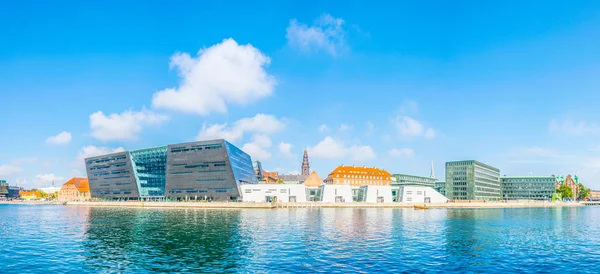 La Biblioteca Real de Copenhague en denmark, también conocido como El Diamante Negro . — Foto de Stock