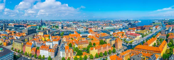 Panorama av Köpenhamn inklusive Borsen byggnaden Marmorkyrkan, Skuespilhuset och Christiansborg Palace — Stockfoto