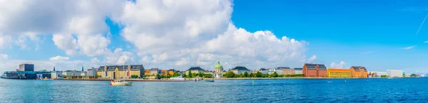 Panorama di Copenaghen con la Chiesa di Frederik conosciuta come La Chiesa di Marmo, il Skuespilhuset e il palazzo Amalienborg — Foto Stock