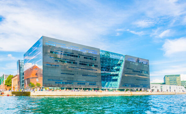 Королевская библиотека Копенгагена в Денмарк, также известный как Черный алмаз
.